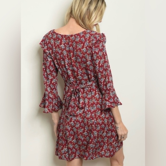 Le Lis Fun & Flirty Floral Woman’s Dress Size Small 3/4 Sleeve Deep V Neck - Picture 3 of 6